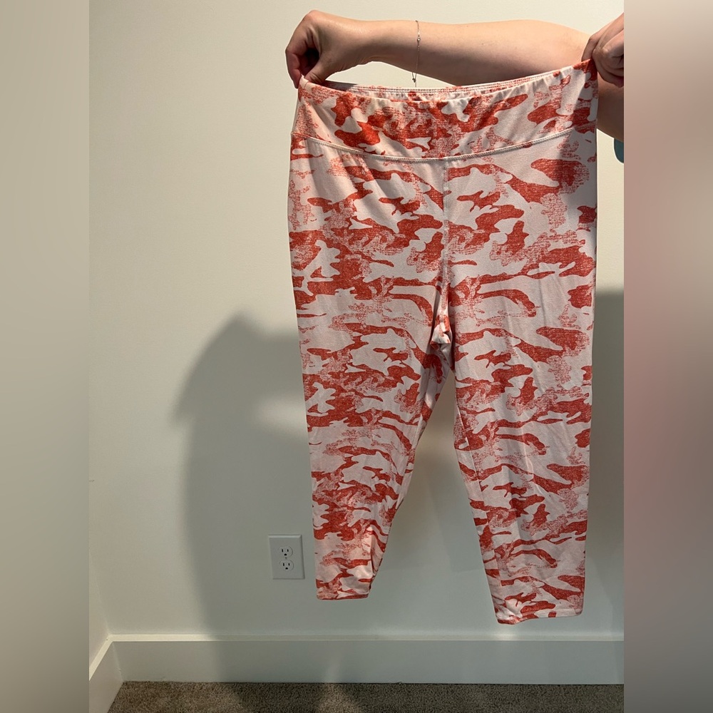 Wonderly Studio Camo Leggings Size L‎
